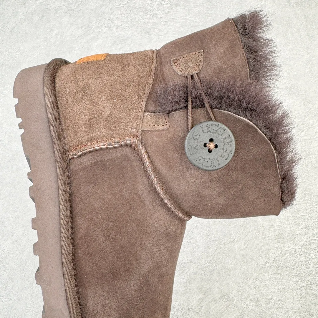 Pick up locally💰520 UGG 6422 Classic wooden buckle autumn and winter sheep fur integrated snow boots. All shoes are made from the same factory as ZP. Longfeng A-grade Australian imported sheep fur integrated women's boots. Brand OEM production line. Fully follow the ZP process. OEM original pattern maker. Adhering to the principle of no original shoes and no development selection. Pay attention to every detail. The most authentic version on the market. TREADLITE "Light Wing" technology outsole. Lightweight/durable/flexible/pile size: 35 36 37 38 39 40 Coding: by2936090